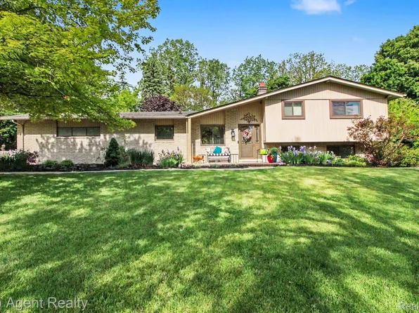 1372 New Life Ln, Rochester Hills, MI 48309