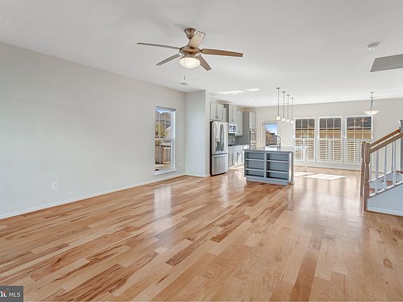 3rd image of 921 Basswood Dr