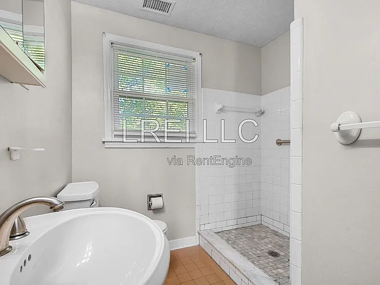 2414 Parkdale Ave — Photo 10