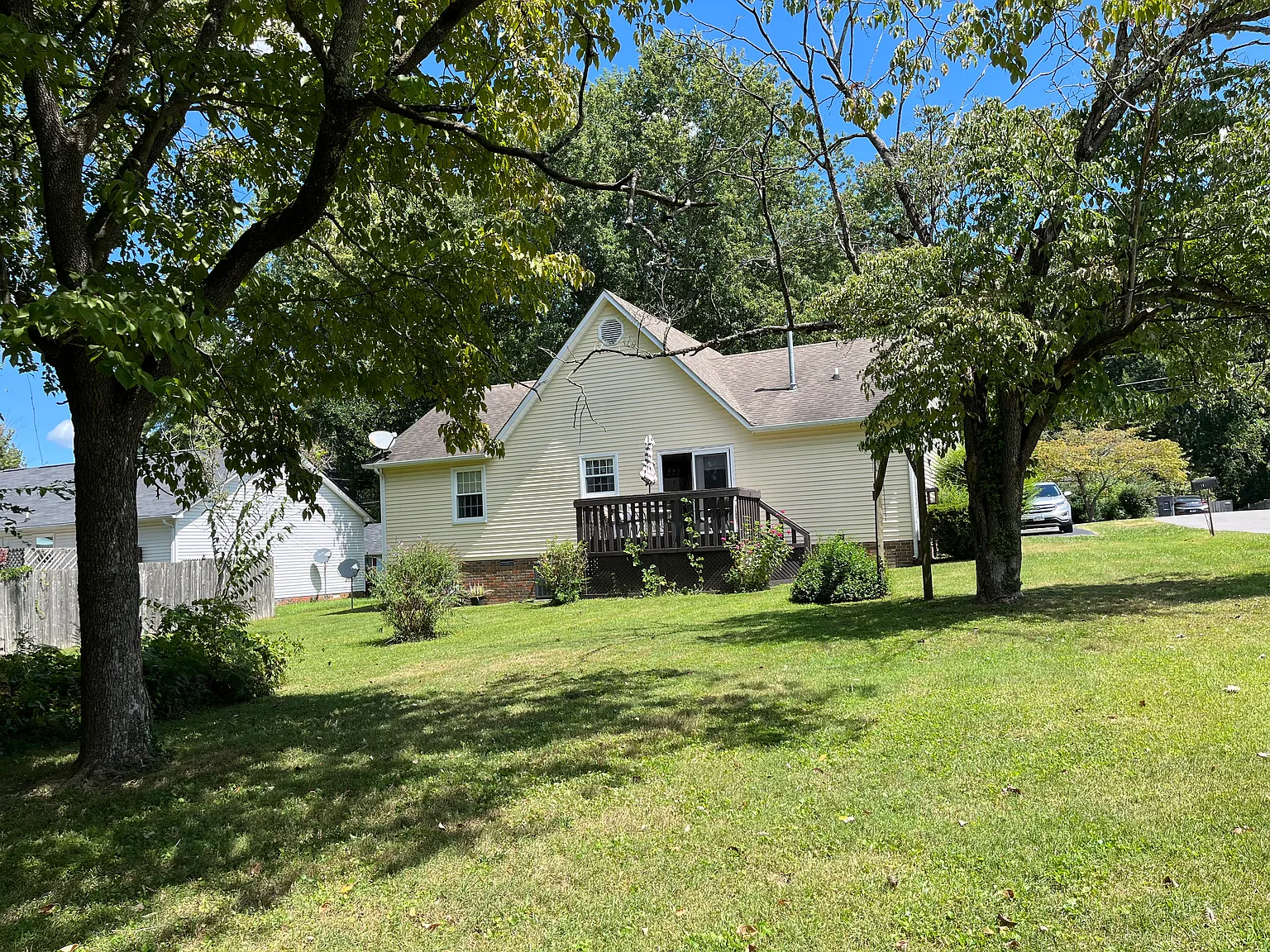 1145 Carol Ln — Photo 2