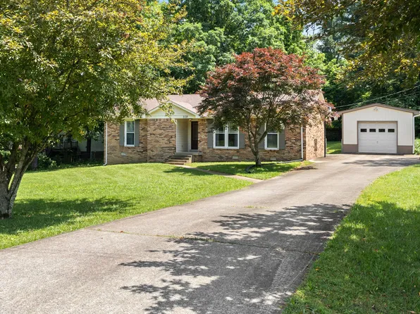 102 Forrest Hills Dr, Dickson, TN 37055