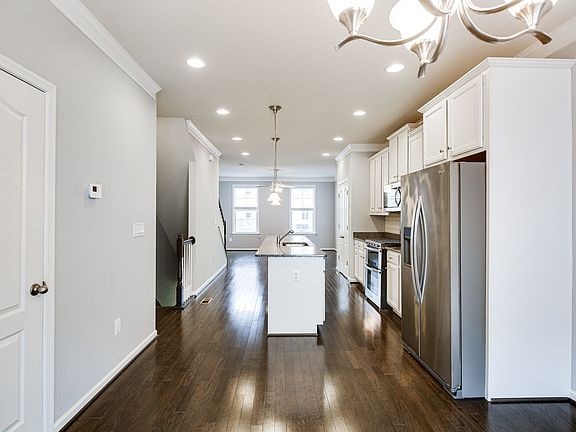4th image of 833 Jarrett Ln