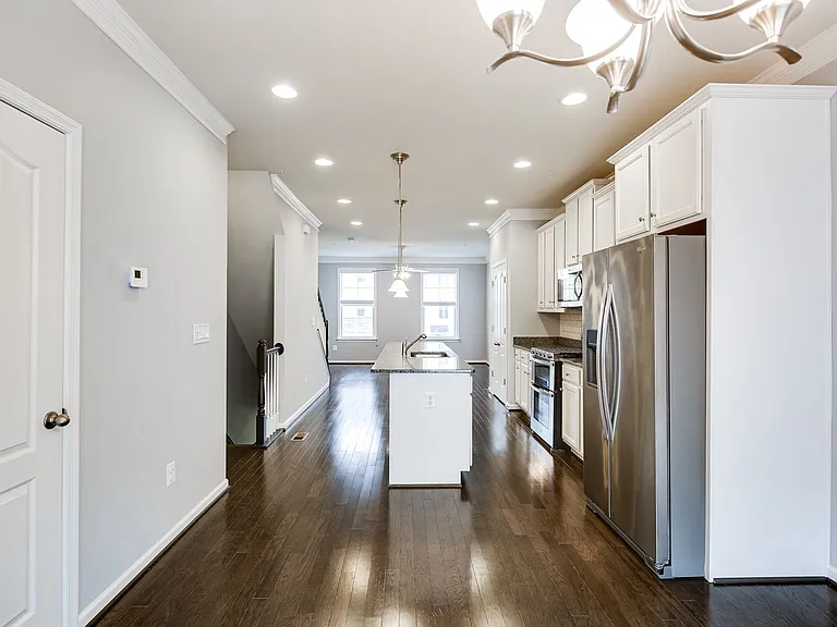 833 Jarrett Ln — Photo 4