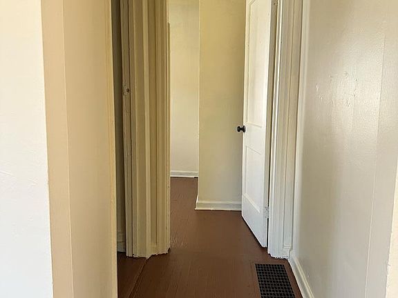 4th image of 937 E 4th St