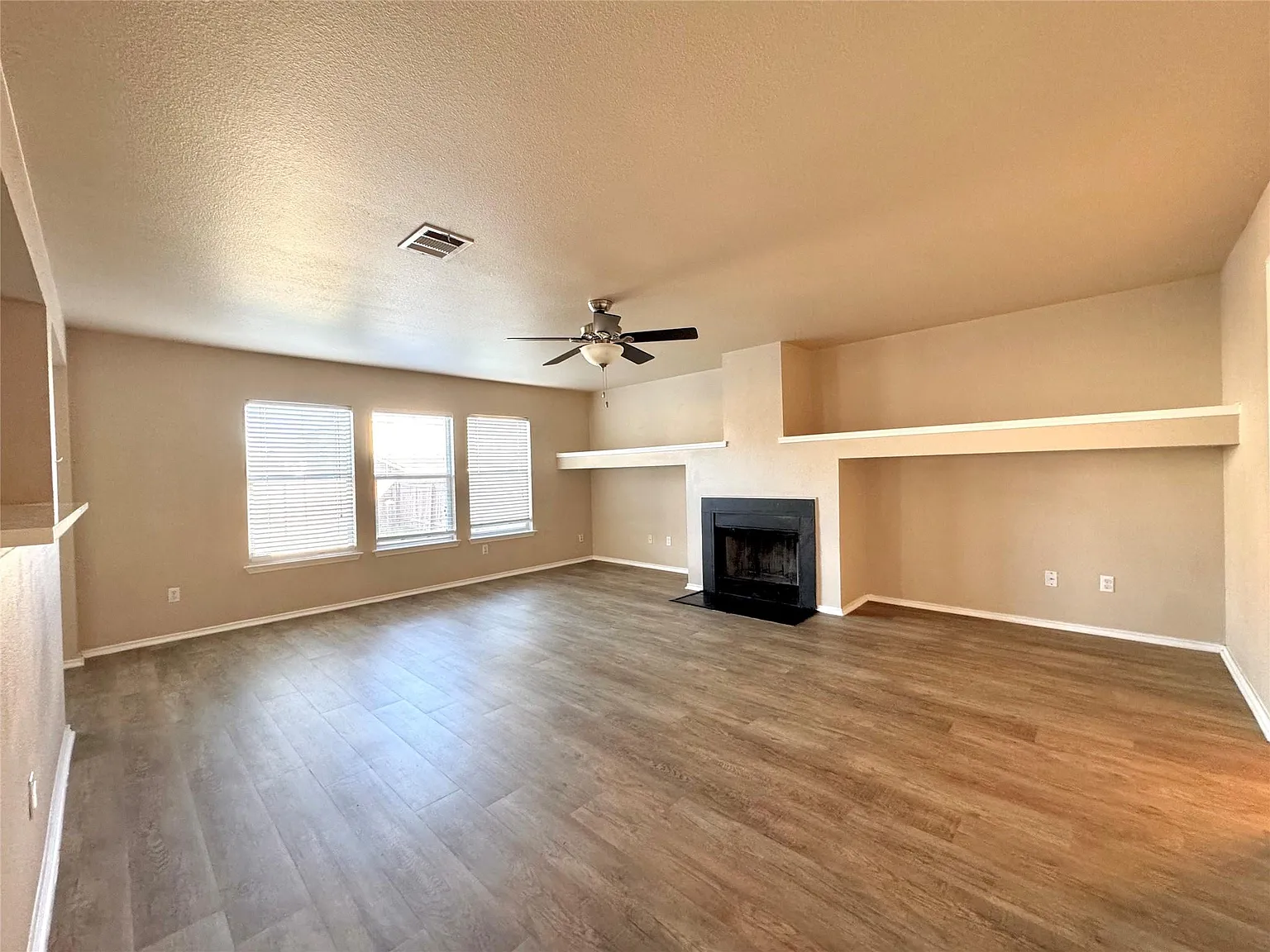 4 bed, 2.5 bath, 2928 sqft, $2,250 — Photo 4