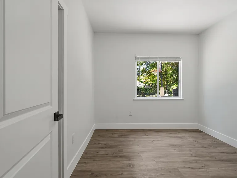 12980 NE 10th Ave — Photo 13