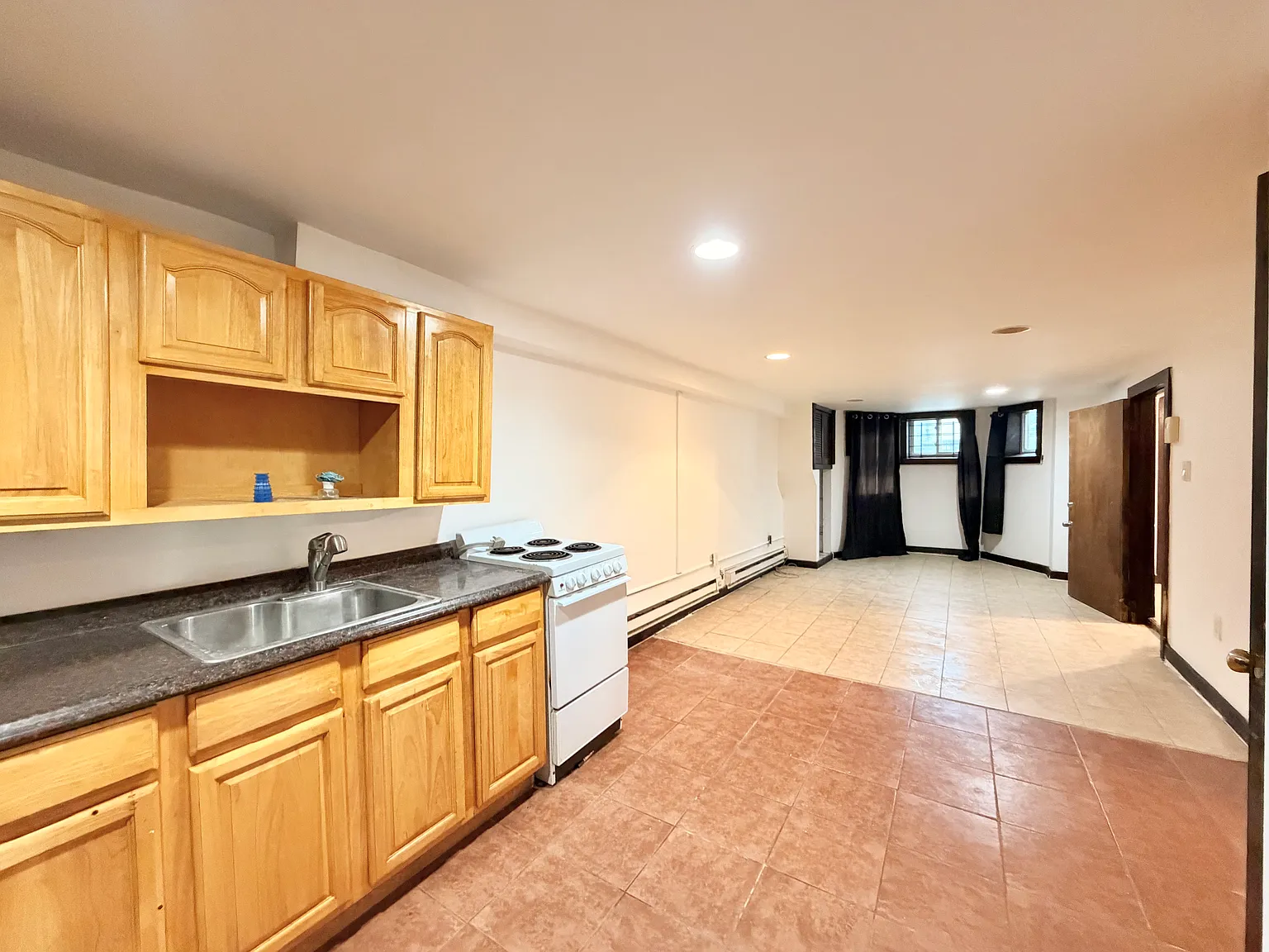 Studio, 650 sqft, $1,590 — Photo 1