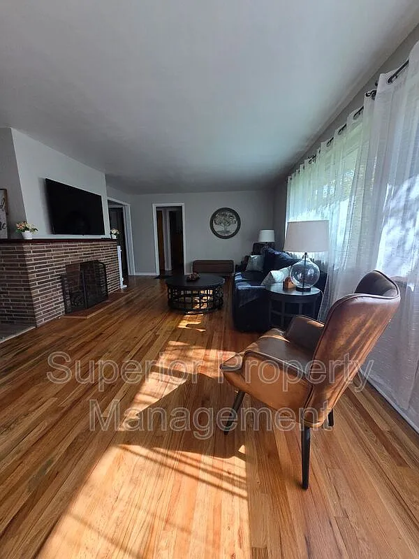 4 bed, 2.0 bath, 2219 sqft, $2,600 — Photo 2