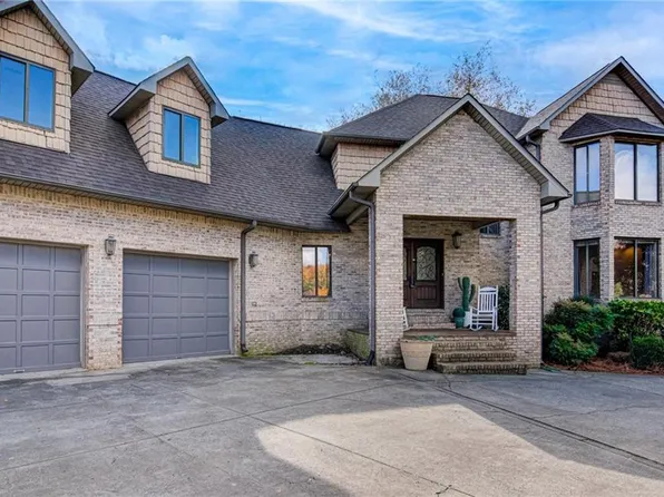 1197 Charleston Dr, Winston Salem, NC 27107