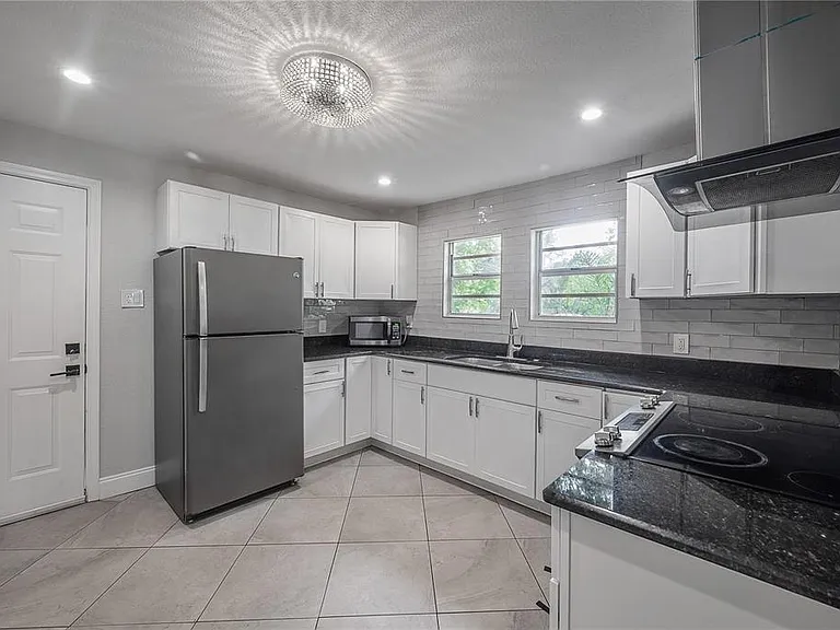1222 E Curtis St — Photo 18