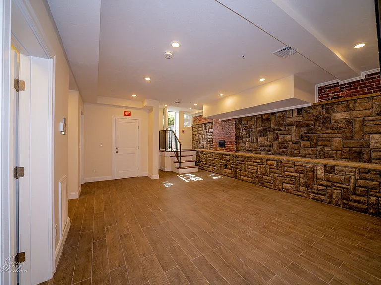 1616 Beacon St #1 — Photo 6