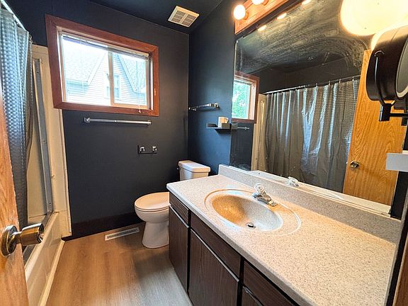 3rd image of 822 Menomonie St #822