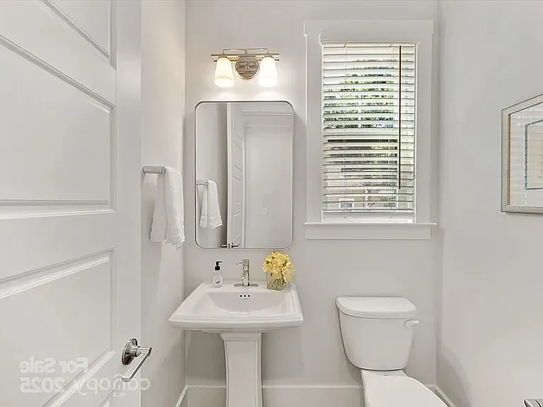 1405 Kenilworth Ave — Photo 16