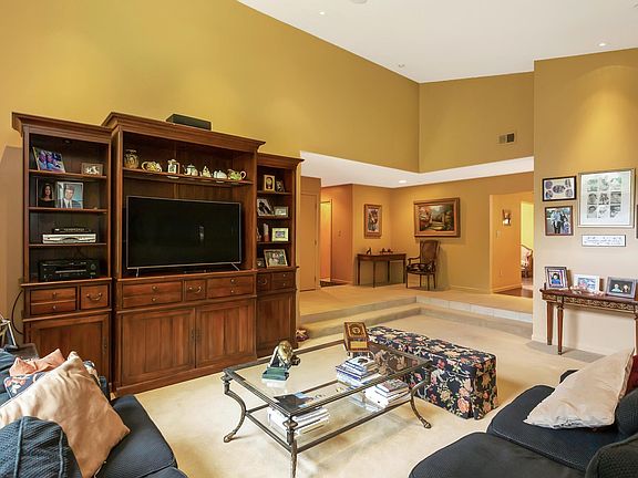 4th image of 40 Country Club Dr