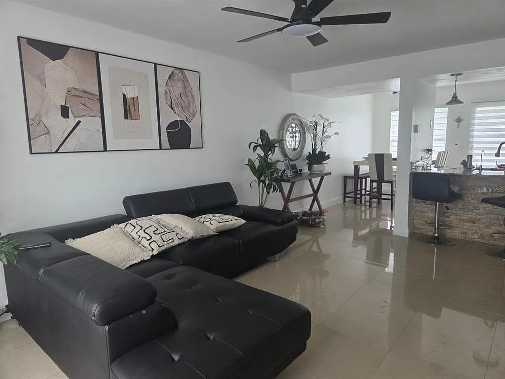 2 bed, 1.5 bath, 1007 sqft, $1,800 — Photo 2