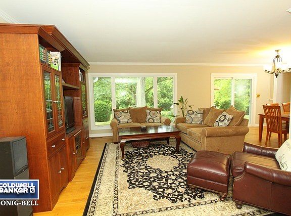 3rd image of 1005 N Oakwood Dr