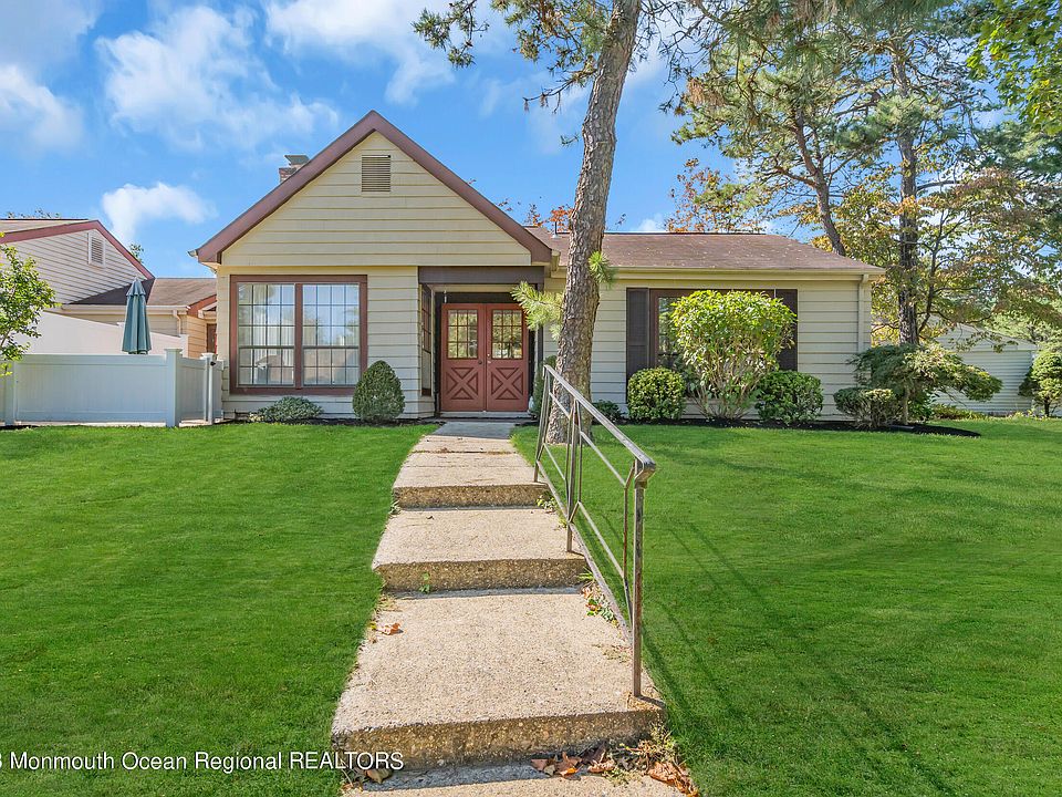 1st image of 572B Sheffield Drive