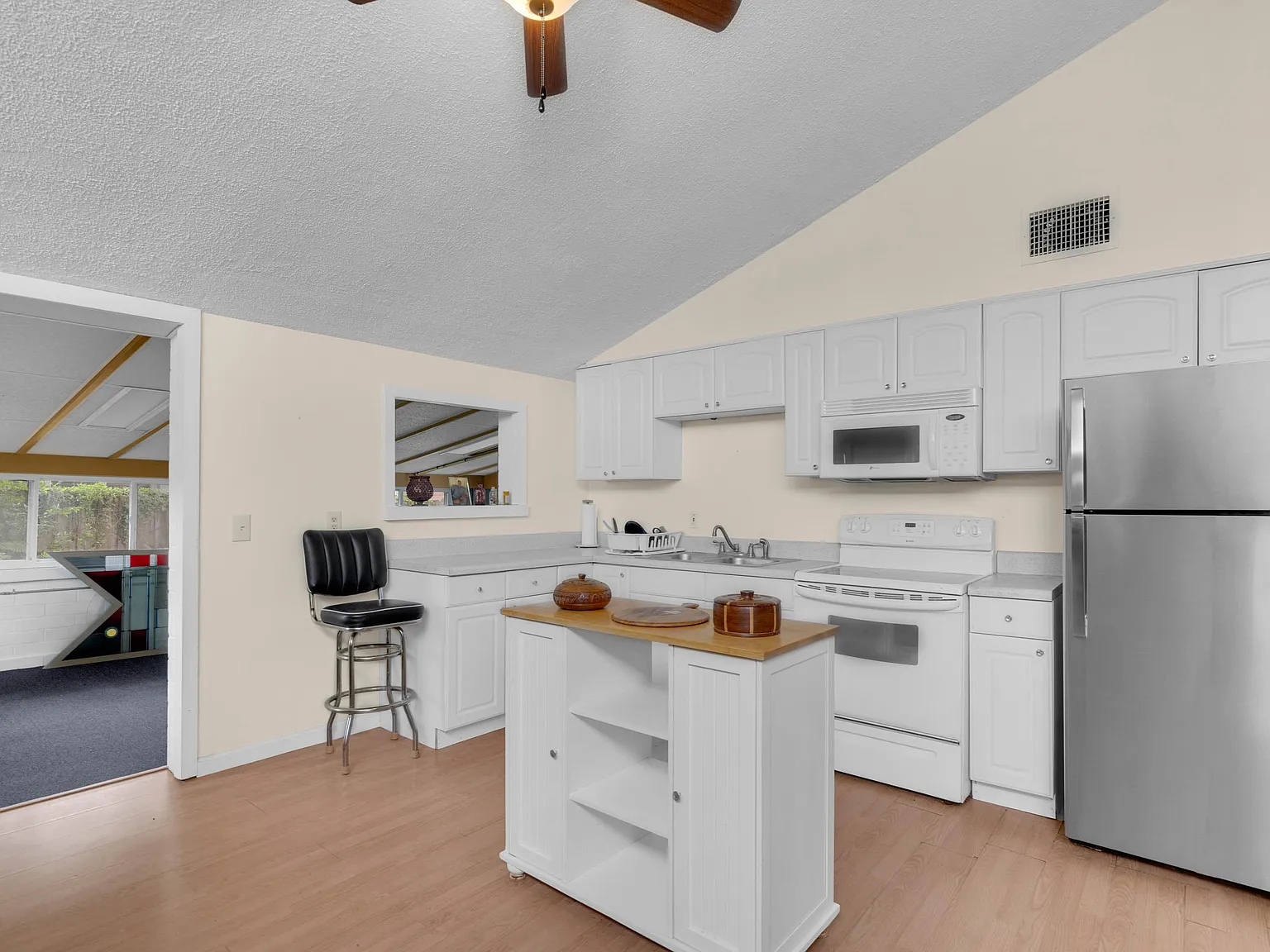 2 bed, 1182 sqft, $1,900 — Photo 4