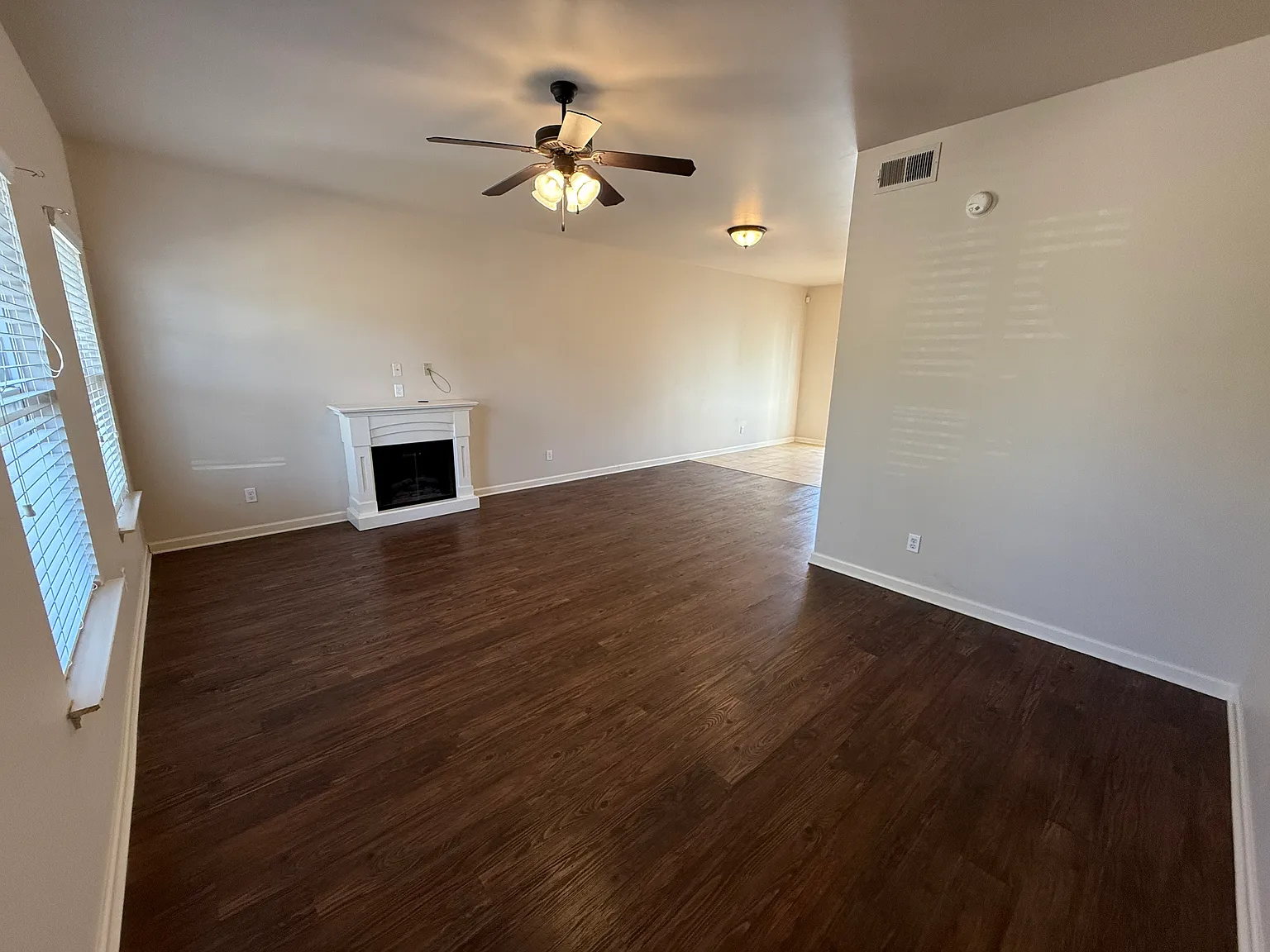 3 bed, 2.5 bath, 1358 sqft, $2,600 — Photo 4
