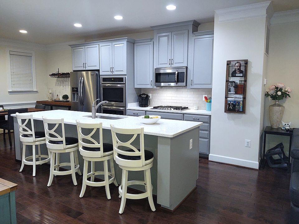 large island, gourmet kitchen w/ dual ovens, & 5 burner gas stove.