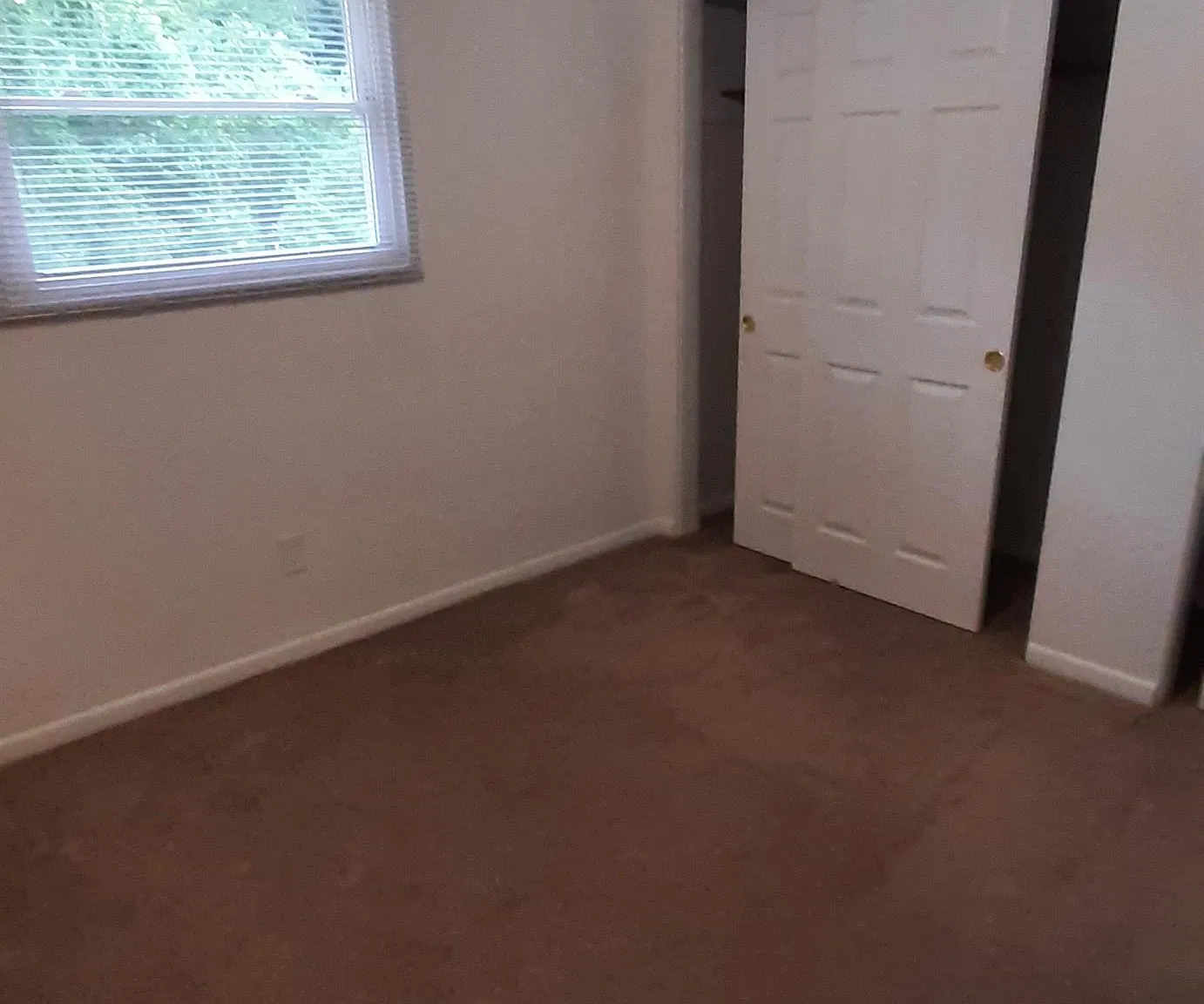140 Lynnwood Manor - 11 — Photo 4