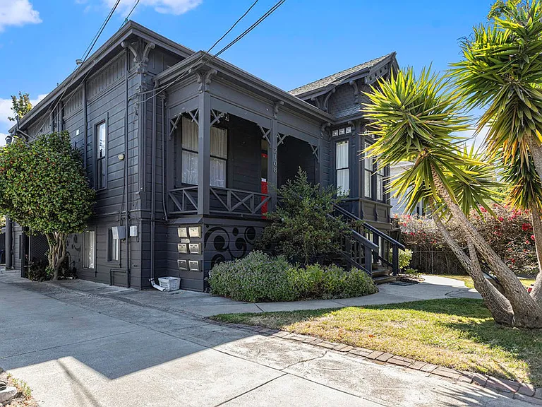 2108 San Antonio Ave #6 - Studio | 1 Bath | Upper Unit | In Home Washer And Dryer — Photo 2