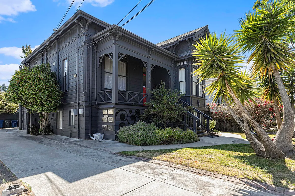 Building Photo - 2108 San Antonio Ave #6 - Studio | 1 bath | Upper unit