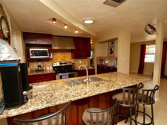 3rd image of 1043 Maybury Dr