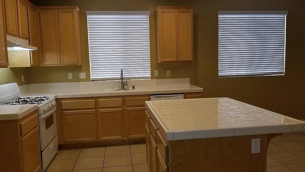 3 bed, 1875 sqft, $3,000 — Photo 2