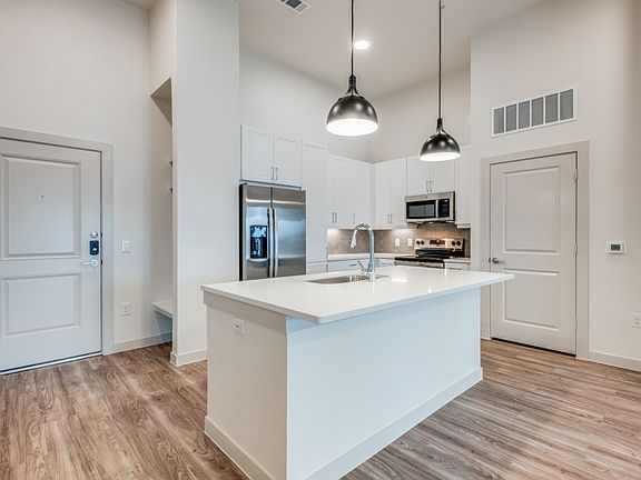 3rd image of 624 N Lancaster Ave #113