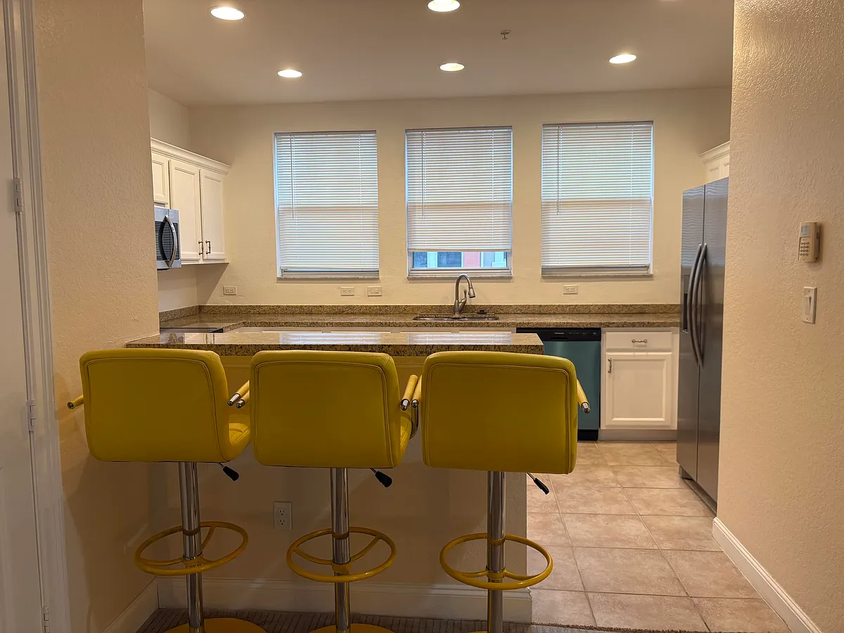 Building Photo - 833 Millbrae Ct #4
