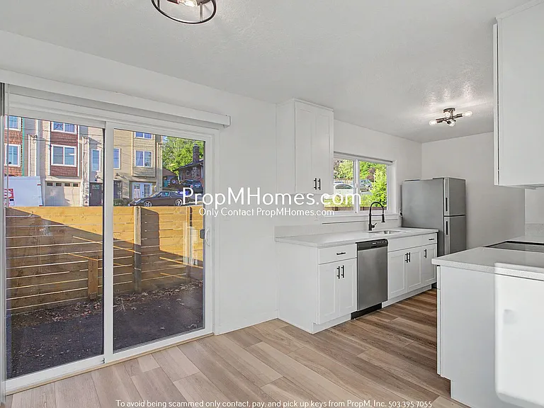 7032 N Burlington Ave — Photo 4
