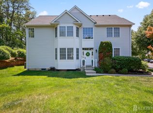 28 Sandhill Ct, Jamesburg, NJ 08831