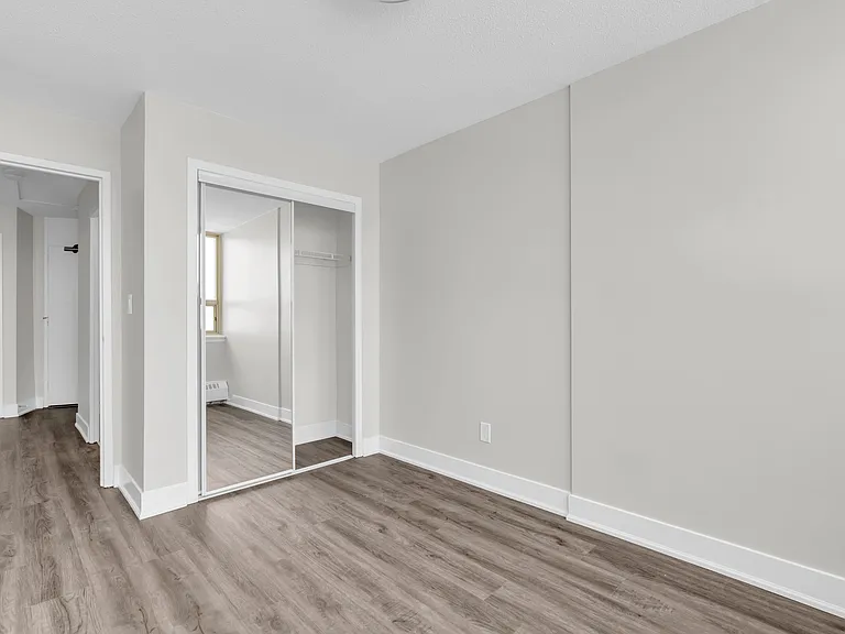 221 Queen St S — Photo 10