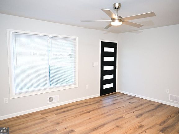 4th image of 586 Glochester Pl