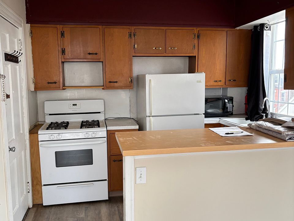 Kitchen with a breakfast bar.