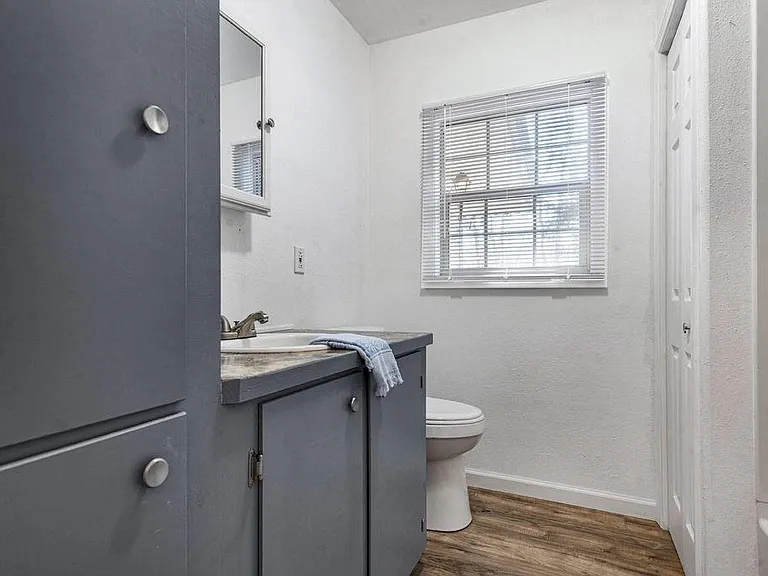 472 E Main St — Photo 9