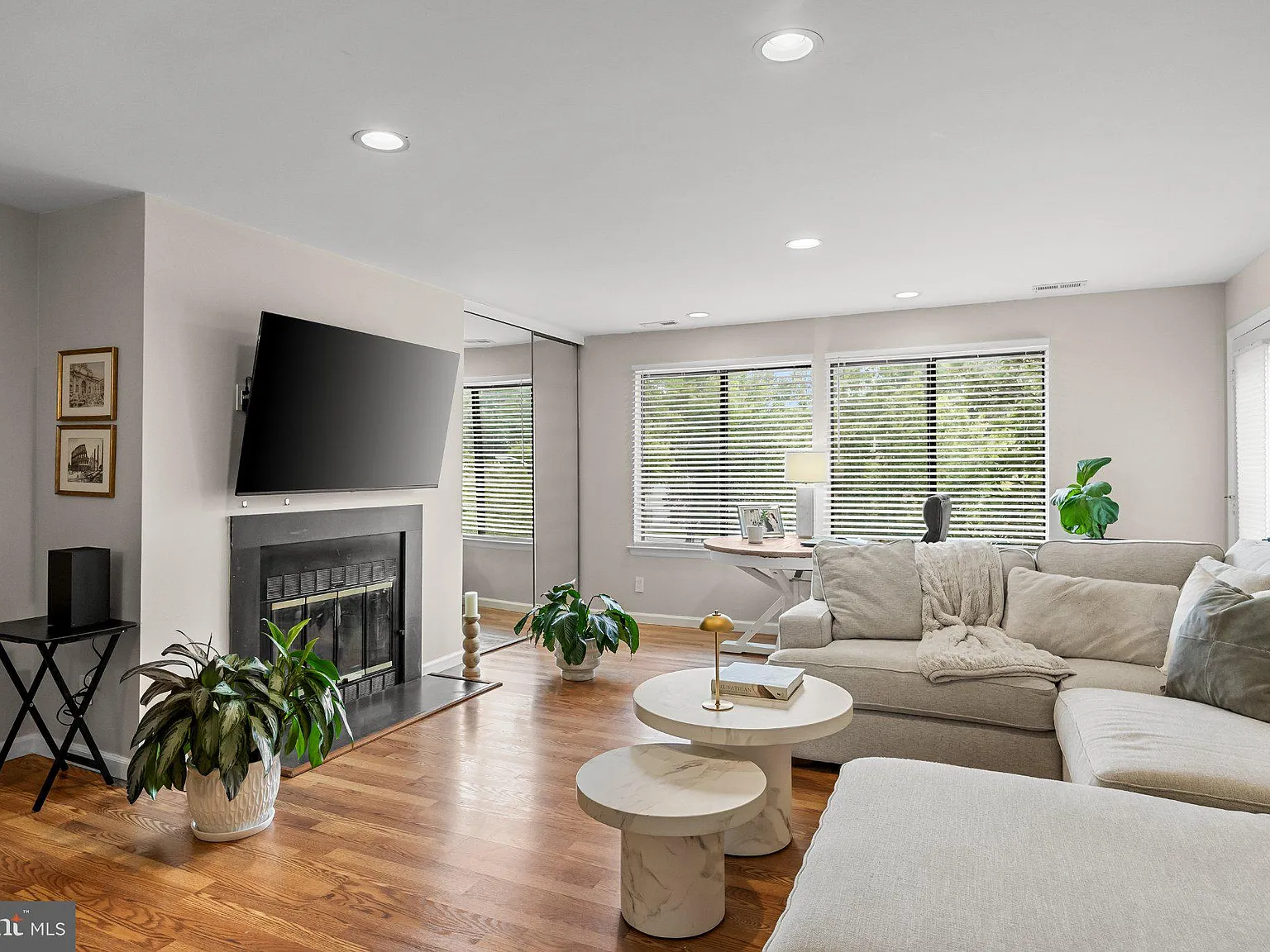 2 bed, 2.0 bath, 1032 sqft, $2,700 — Photo 3