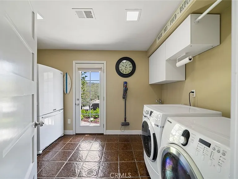 215 Monterey Dr — Photo 3