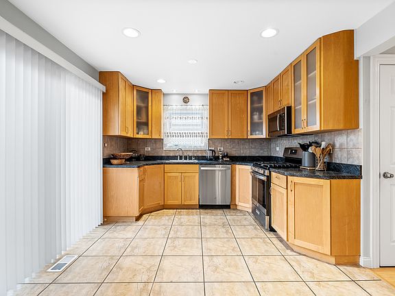 3rd image of 5628 N Moody Ave