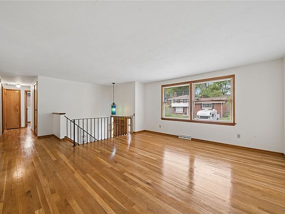 4th image of 349 Crescent Gardens Dr