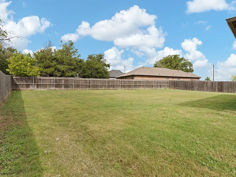 425 Nelson St — Photo 25
