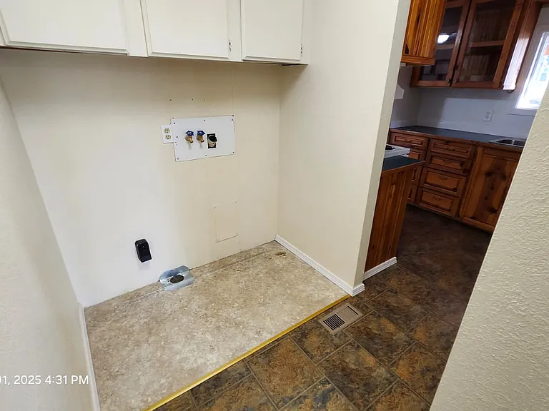 Washer / Dryer hookups