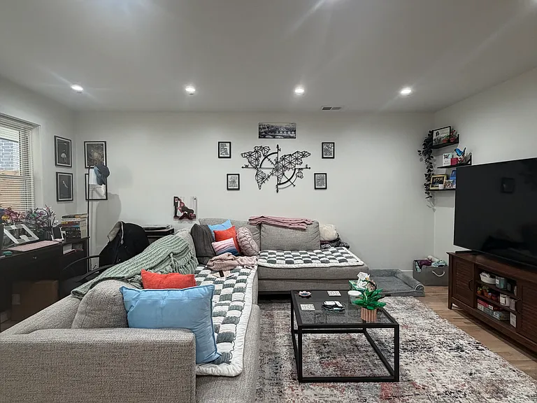 1756 W Rosehill Dr #1C — Photo 2