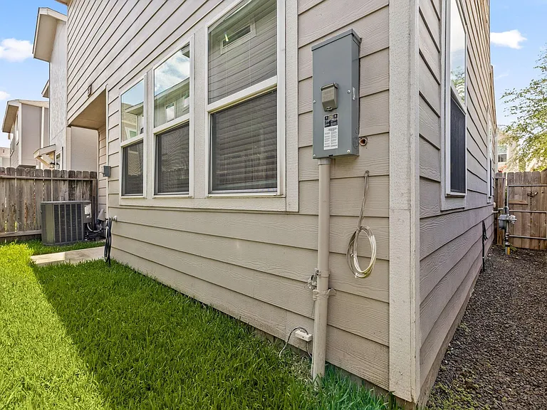 9914 Brickhouse Dr — Photo 40