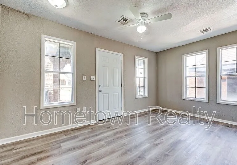 2122 N Glen Ellyn St — Photo 3