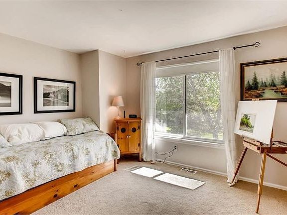 5th image of 266 S Taft Ct