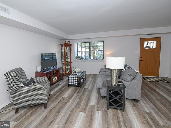 3rd image of 1393 Argyle Way