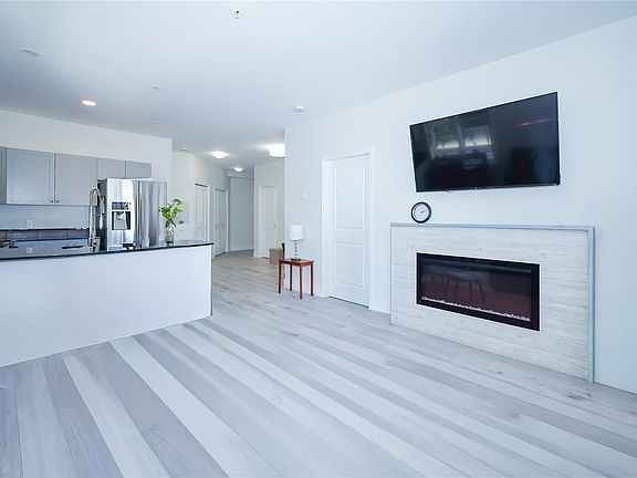4th image of 821 Goldstream Ave #302