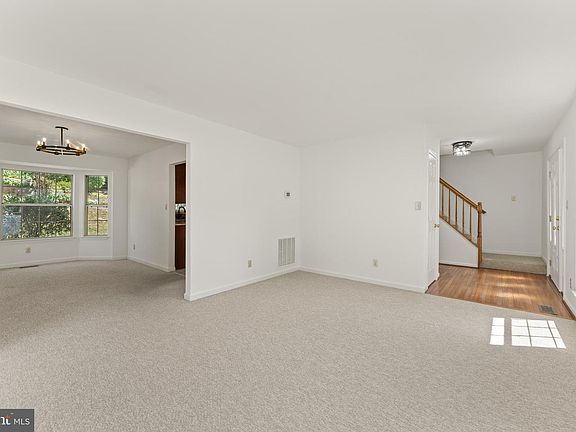 5th image of 29 Woods Edge Ct